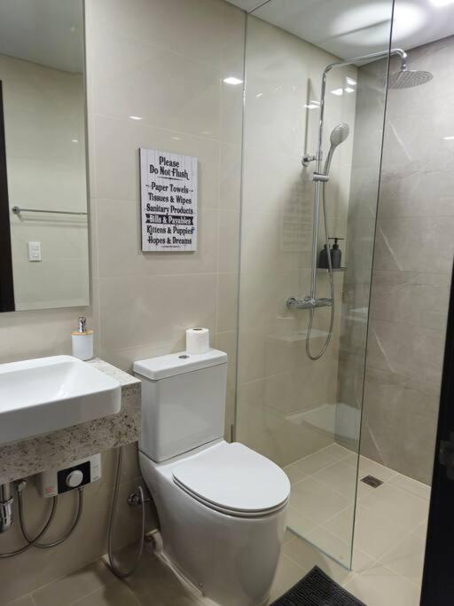 Apartment Modern & New, Work Desk, Fast Internet, Balcony *