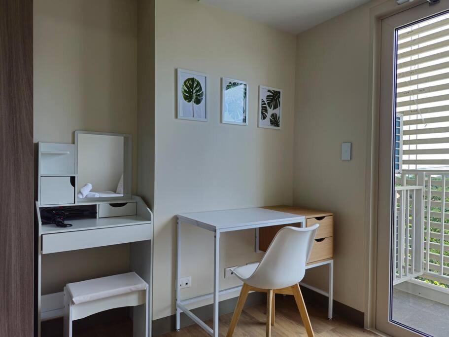 Modern & New, Work Desk, Fast Internet, Balcony Apartment Manila