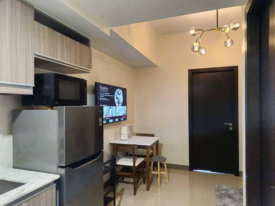 Modern & New, Work Desk, Fast Internet, Balcony * Manila