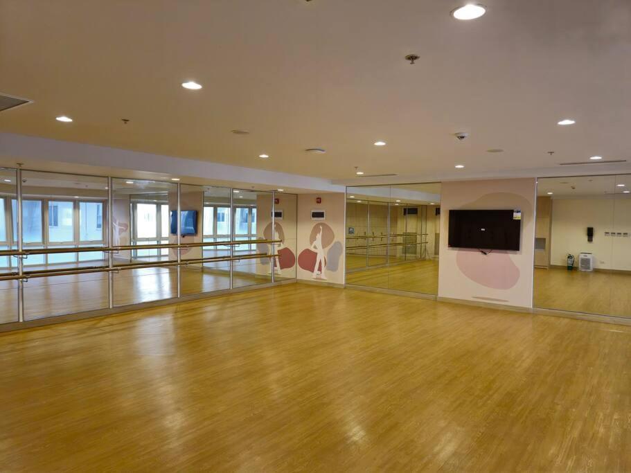 Apartment Modern & New, Work Desk, Fast Internet, Balcony *