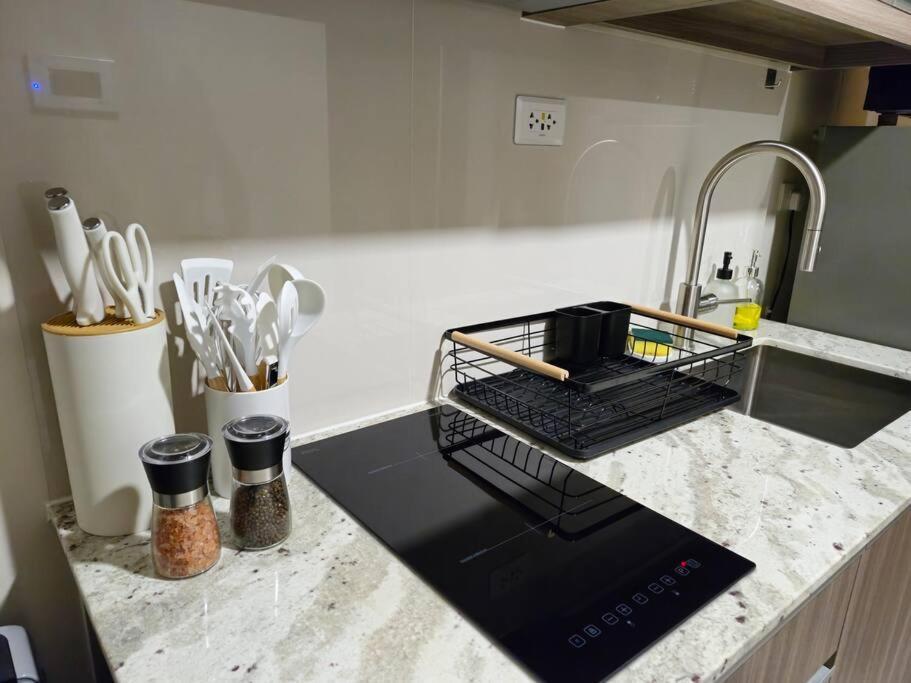 Apartment Modern & New, Work Desk, Fast Internet, Balcony Manila