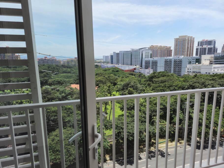 Modern & New, Work Desk, Fast Internet, Balcony Apartment *