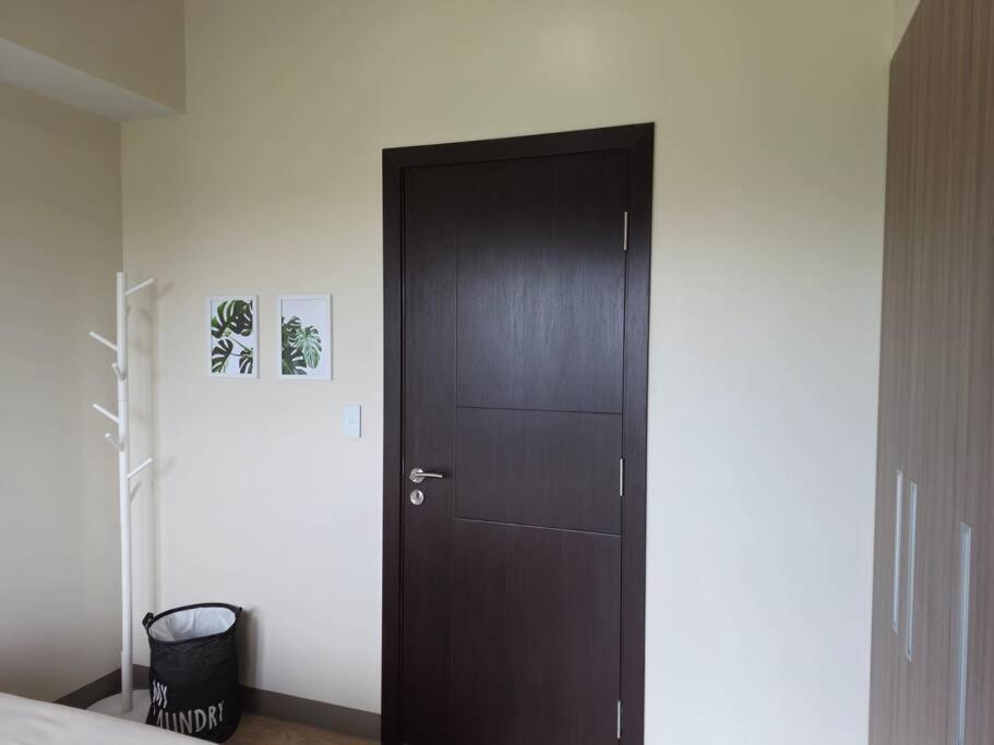 Modern & New, Work Desk, Fast Internet, Balcony Apartment Manila