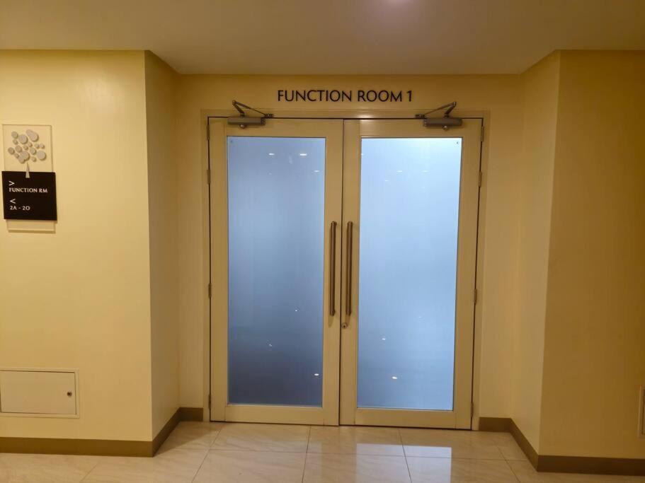 Modern & New, Work Desk, Fast Internet, Balcony Apartment *