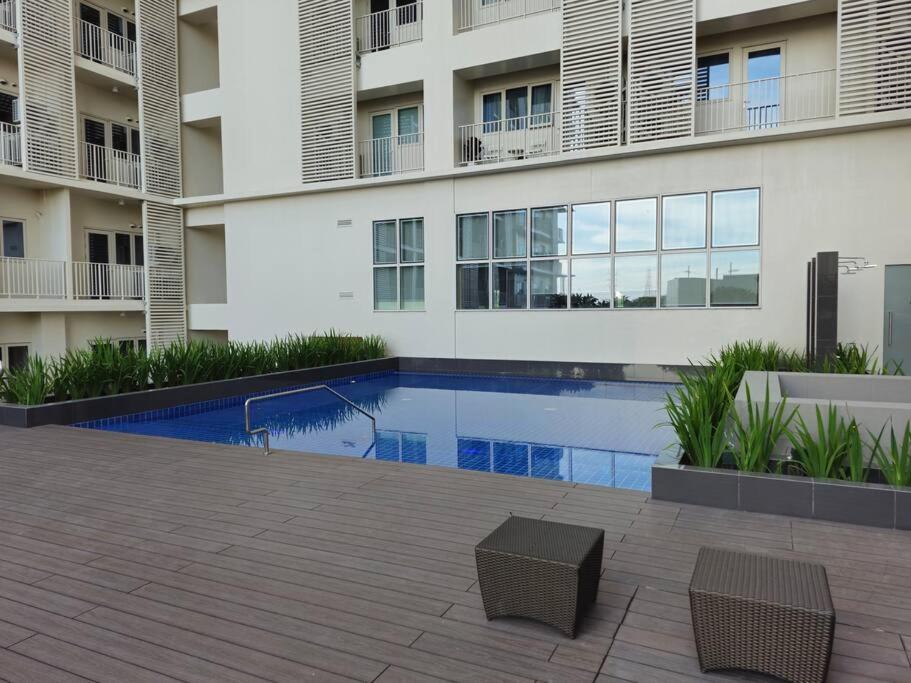 Modern & New, Work Desk, Fast Internet, Balcony Apartment Manila