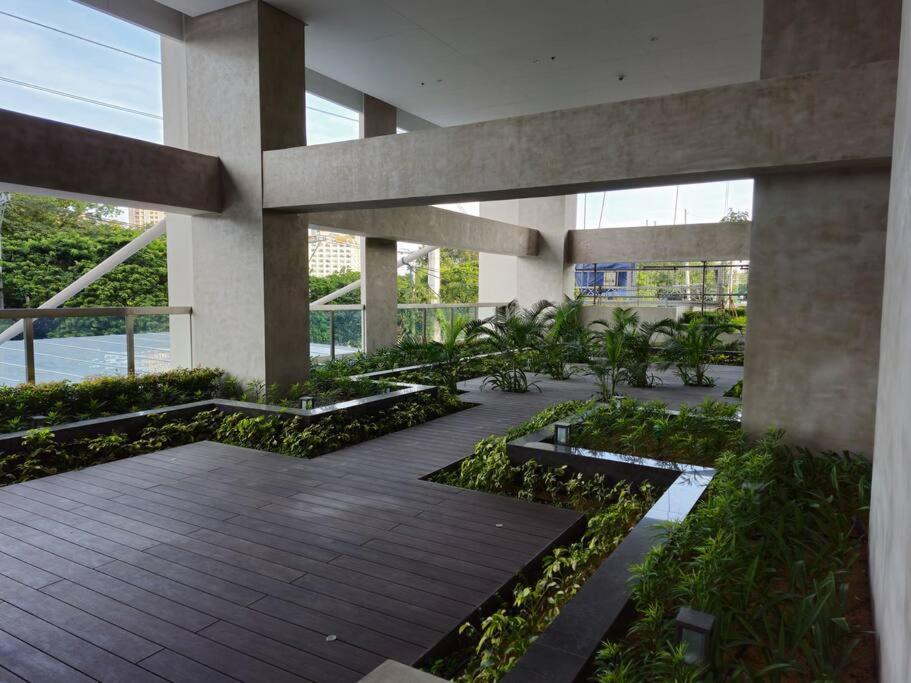 Apartment Modern & New, Work Desk, Fast Internet, Balcony Manila