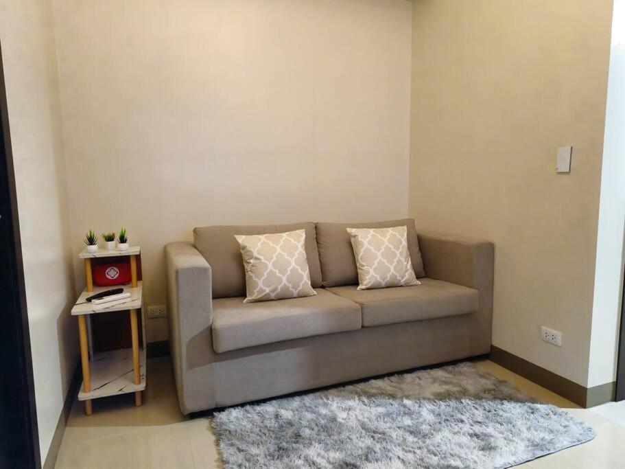 Modern & New, Work Desk, Fast Internet, Balcony Apartment *