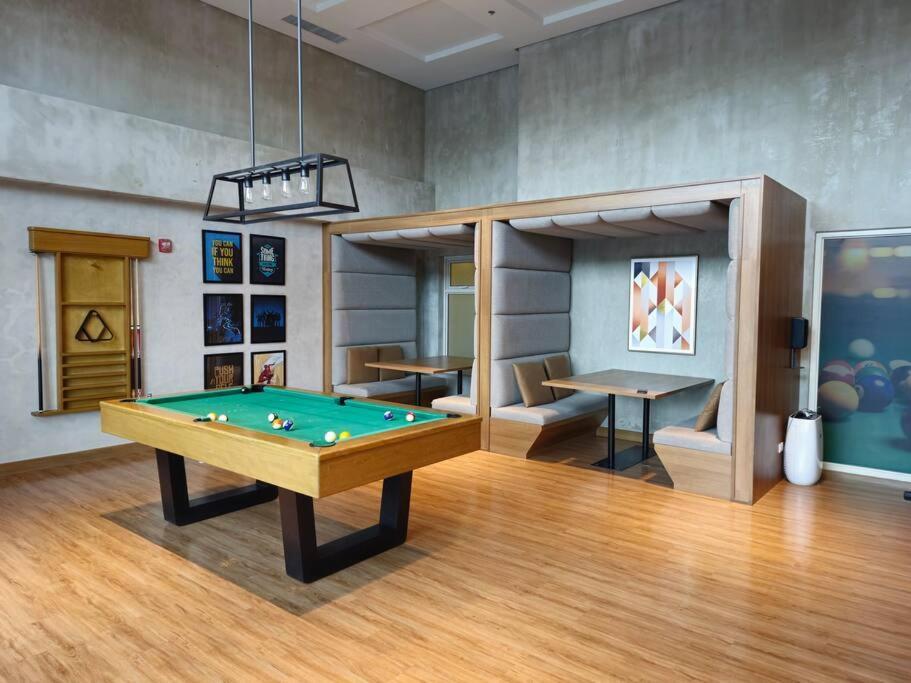 Apartment Modern & New, Work Desk, Fast Internet, Balcony *