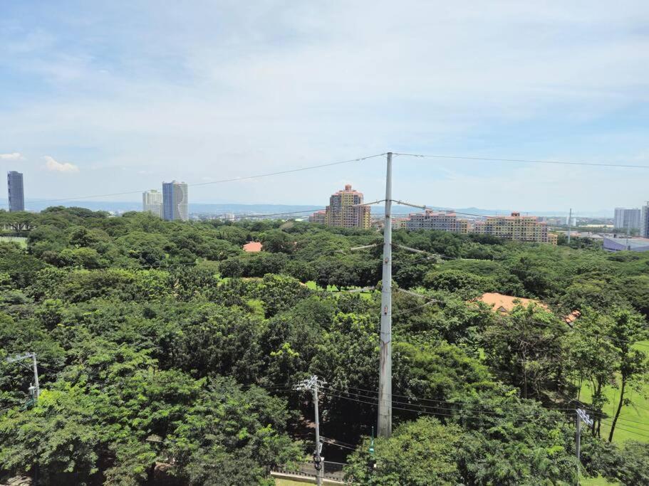 Modern & New, Work Desk, Fast Internet, Balcony Apartment Manila