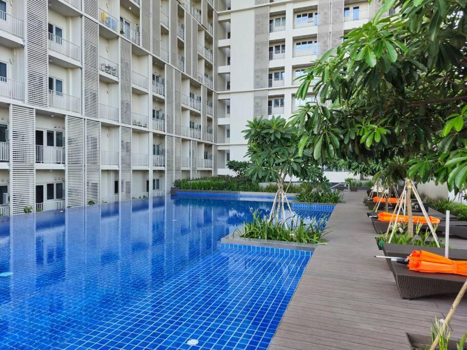 Modern & New, Work Desk, Fast Internet, Balcony * Manila
