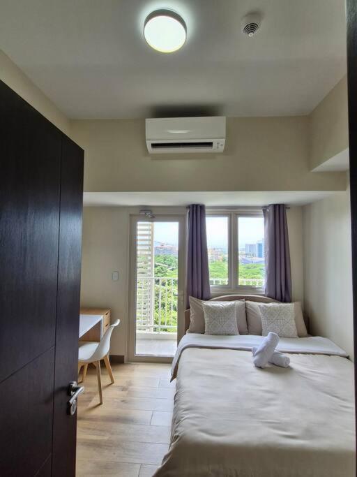 Modern & New, Work Desk, Fast Internet, Balcony Apartment *
