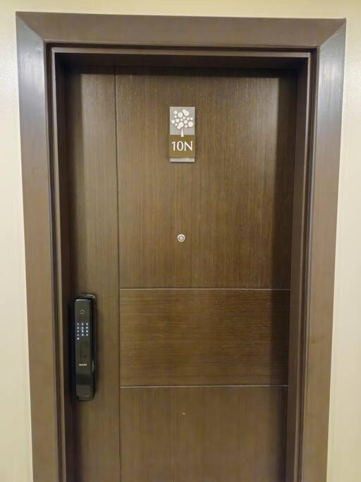 Modern & New, Work Desk, Fast Internet, Balcony * Manila