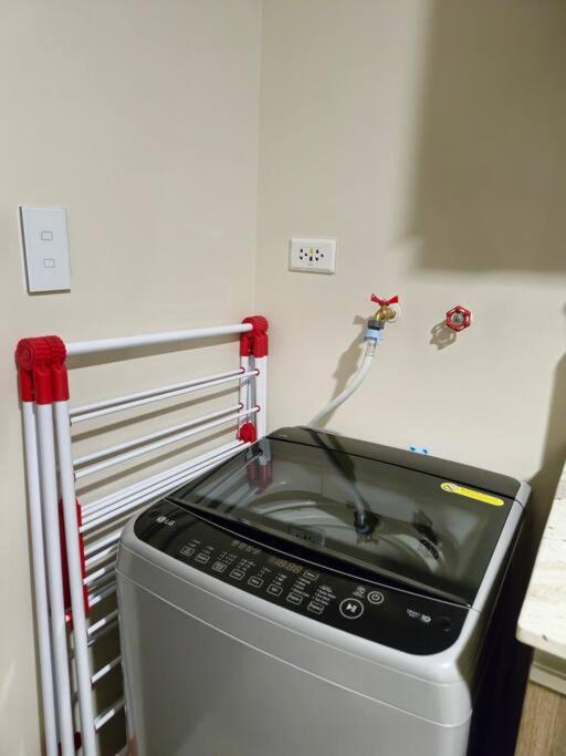 Apartment Modern & New, Work Desk, Fast Internet, Balcony Manila